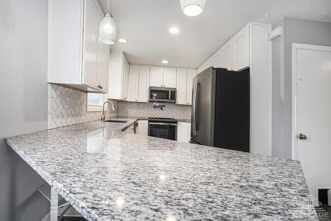 Building Photo - 1005 W 90th Terrace