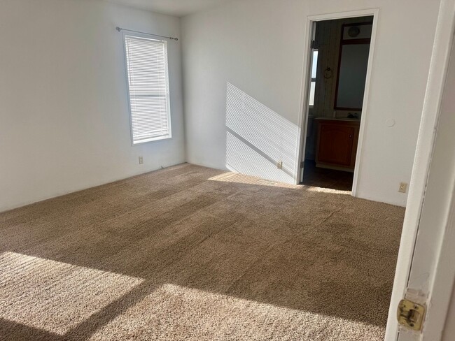 Building Photo - 3 bedroom 2.5 bath home with fenced yard and garage