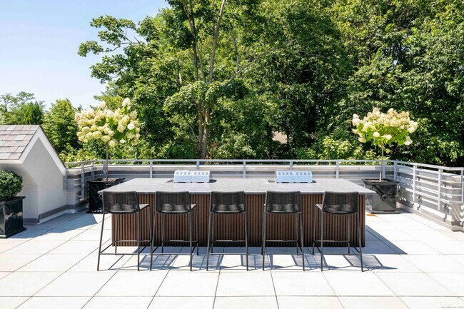 Building Photo - 100 E Putnam Ave