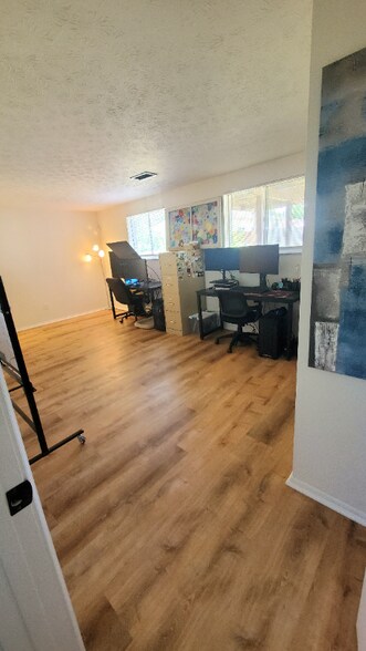 Building Photo - 977 Kyle Ave