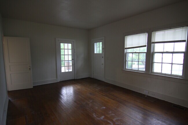 Building Photo - 2 Bedroom Home For Rent 1 Block From APSU!