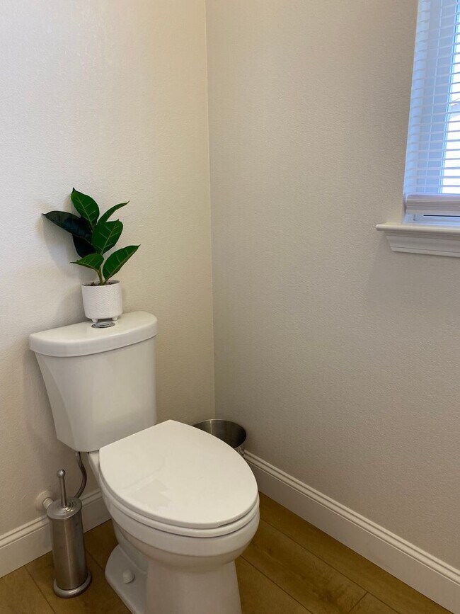 Building Photo - BEAUTIFUL TWO STORY MERCED HOME FOR RENT!