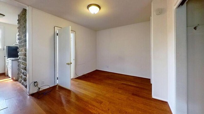 Building Photo - 137 E Gorham St