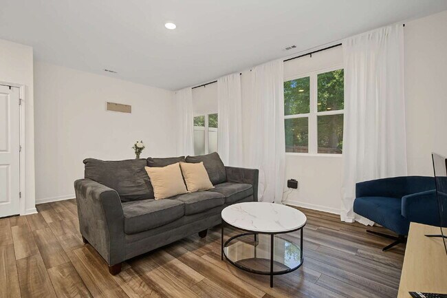 Building Photo - Furnished 3-Bed Townhouse in Durham