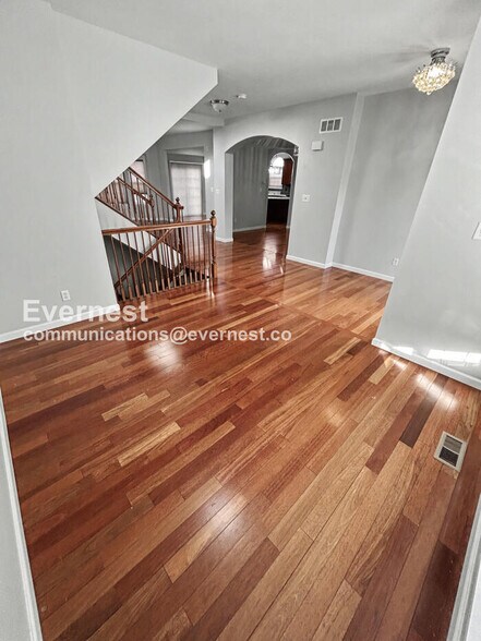 Building Photo - 301 Quail Hollow Dr