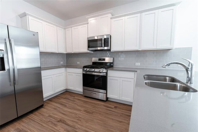 Building Photo - 913 Legends Ln