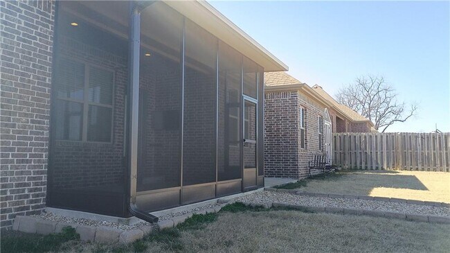 Building Photo - 1610 Sweetbriar Way