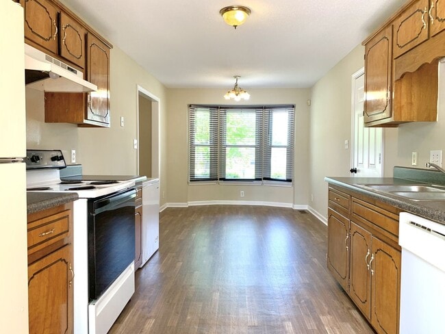 Building Photo - 236 Moncrest Dr