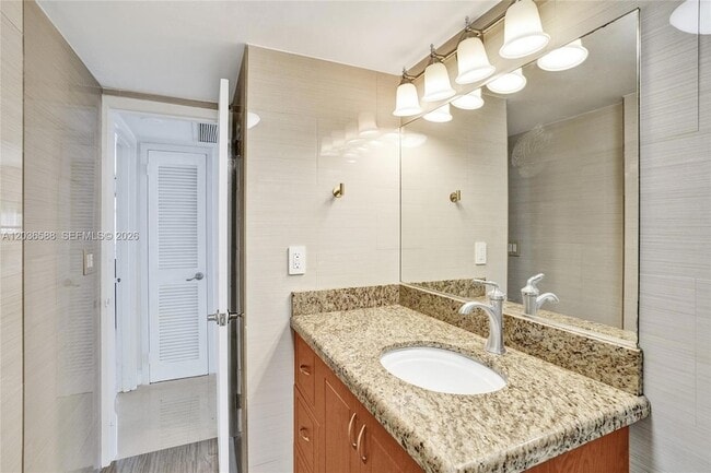 Building Photo - 2030 S Ocean Dr