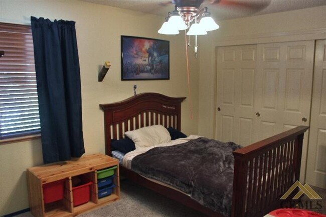 Building Photo - Spacious 4 Bedroom / 2 Bathroom House in T...