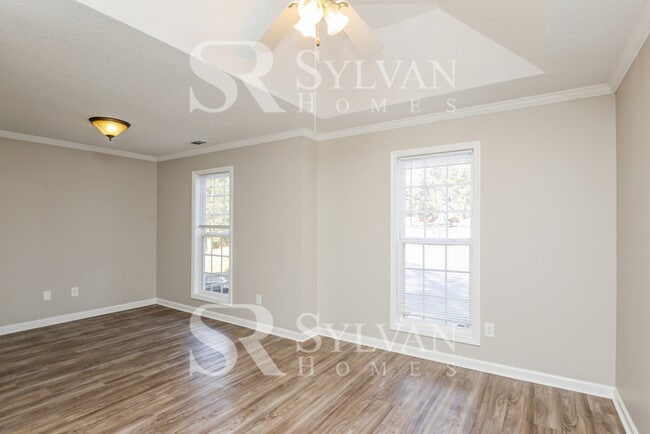 Building Photo - Spacious 5 bedroom home awaits you!