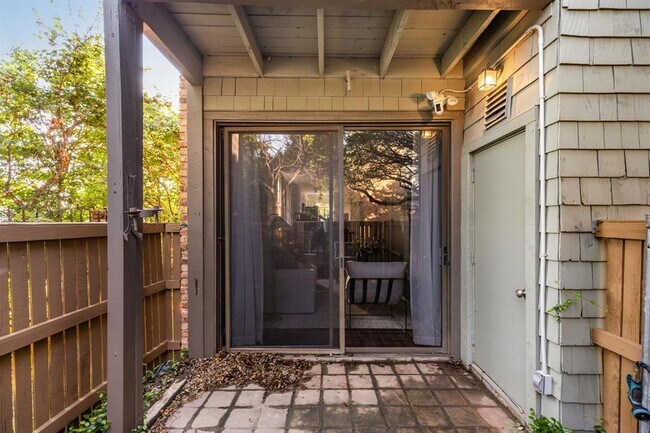 Building Photo - 7122 Wood Hollow Dr