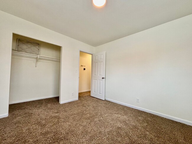 Building Photo - Great 2 Bedroom Duplex Unit With Tons of S...