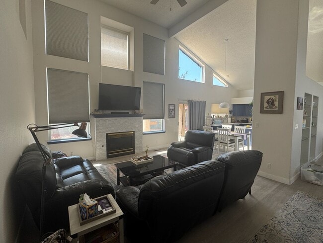 Building Photo - Fully Updated 3BR/2.5BA in Desirable Lampl...