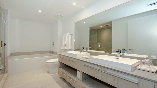 Building Photo - 4010 S Ocean Dr