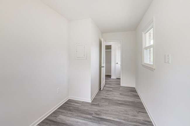 Building Photo - 5 Bed / 3 Bath / deep lot/ 2 driveways and...