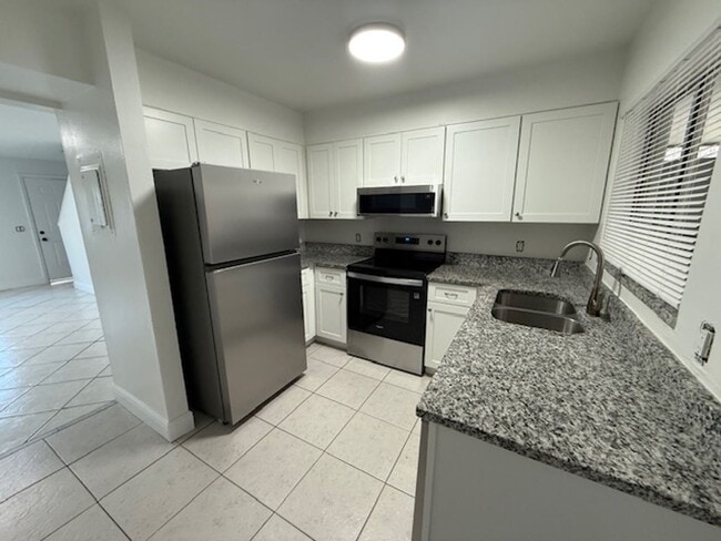 Building Photo - 2/1.5 Winter Springs Townhome with screened patio