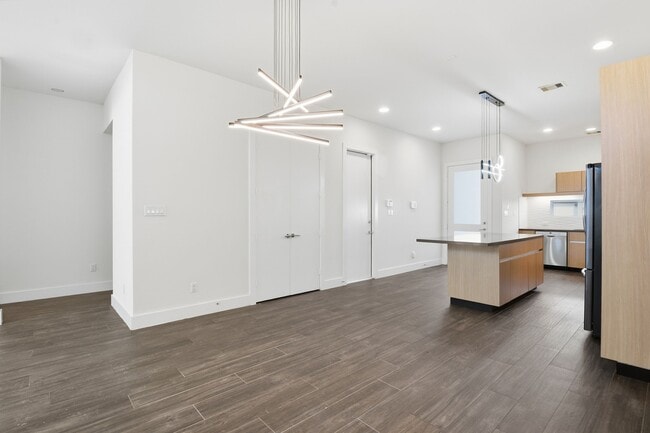 Building Photo - 5519 Paraiso Pl