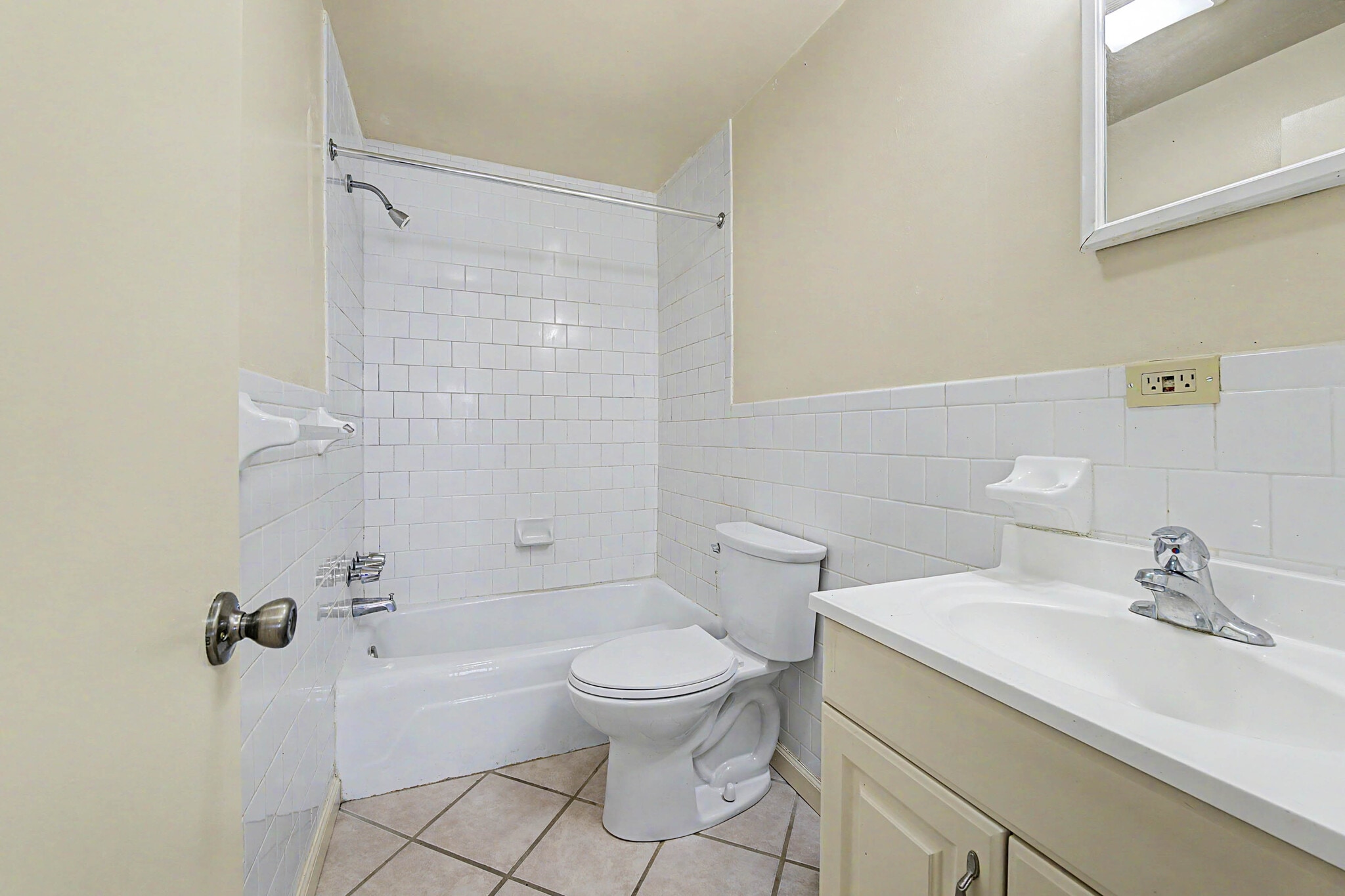 Building Photo - 25 S Kingston Ave