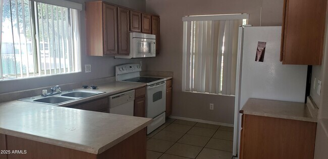 Building Photo - 1619 W Hidalgo Ave
