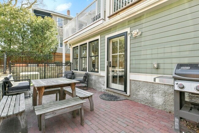 Building Photo - 408R Putnam Ave