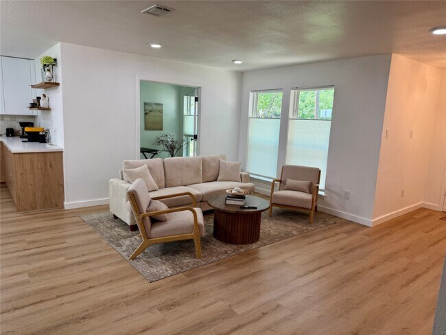 Building Photo - 8515 Mullins Dr