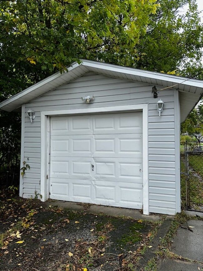 Building Photo - 2 bedroom 1 bath - available now!