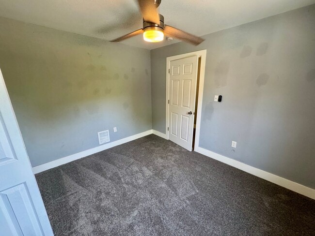 Building Photo - Open Concept 3 Bed 1.5 Bath in Swissville!
