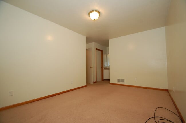 Building Photo - Recently Renovated 3-Bedoom Duplex for Ren...