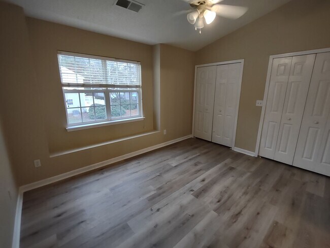 Building Photo - Pristine, move in ready Townhome located in the Holly Ridge Complex!