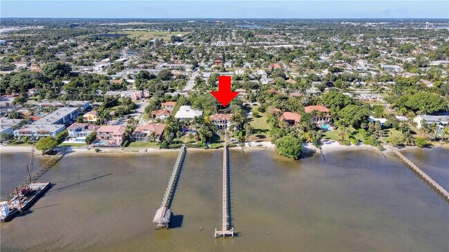 Building Photo - 1320 S Lakeside Dr