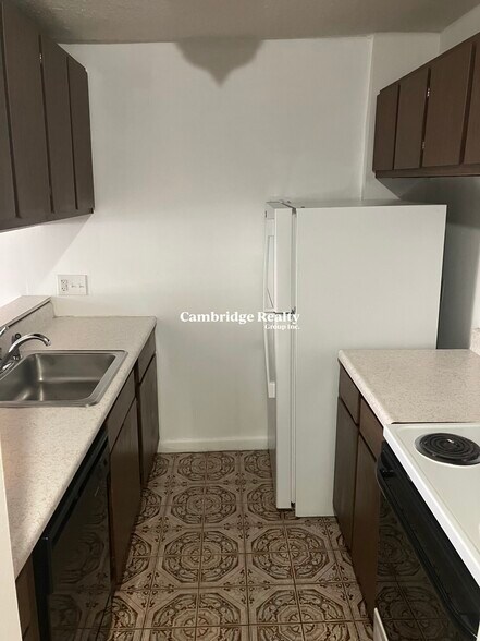 Building Photo - 42 Belmont St