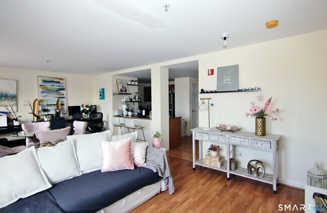 Building Photo - 300 Broad St