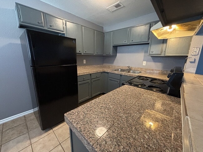 Building Photo - Charming 2-bedroom, 1-bath upstairs unit located in the Huntridge/Downtown Las Vegas area!