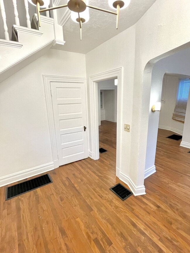 Building Photo - Buckman Beautifully Remodeled 1900 Craftsm...