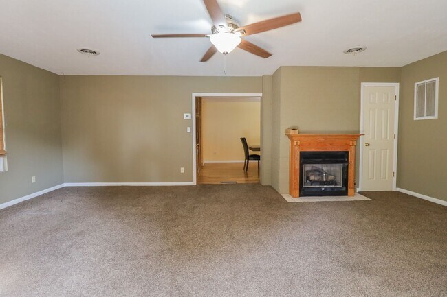Building Photo - 2 Bed | 3 Bath with In-Ground Pool in Cent...