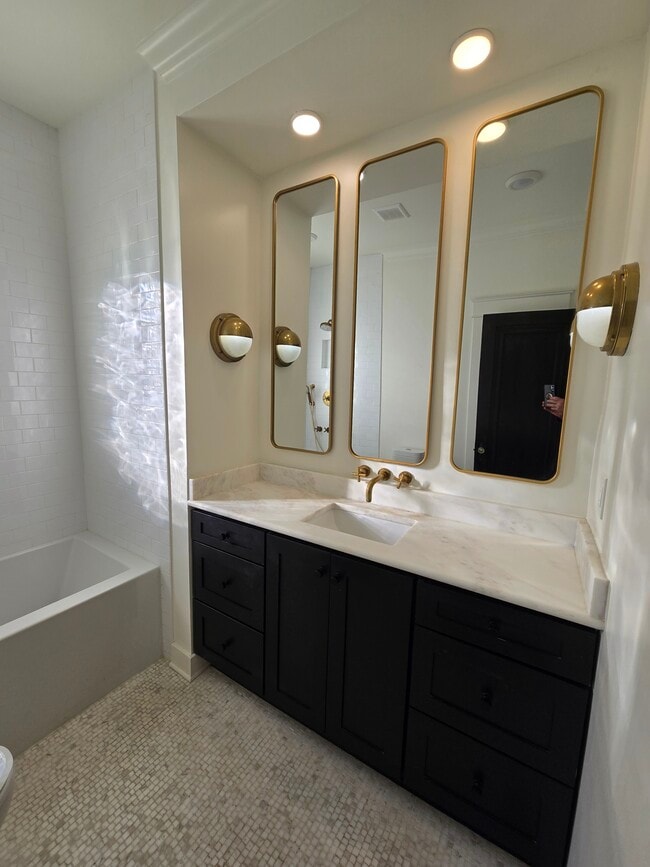 Building Photo - 1514 Sweetbriar Ave