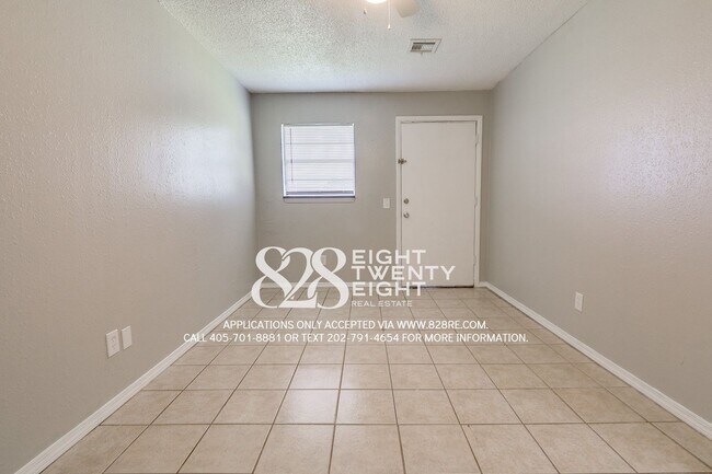 Building Photo - 2 Bed/1 Bath Triplex Home in Noble