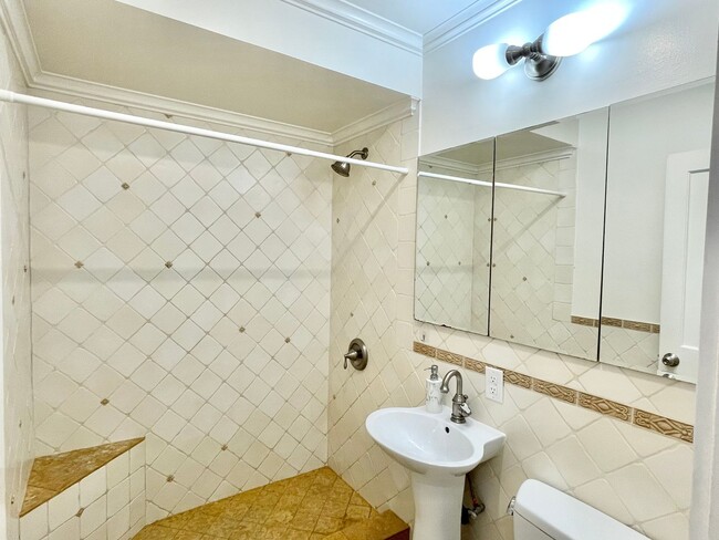 Building Photo - Prime Nob Hill Remodeled Condo, Private Ba...