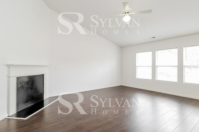 Building Photo - This adorable home is ready for your personal touch!