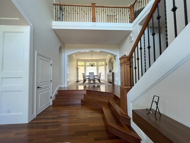 Building Photo - Elegant 4-Bedroom Luxury Home with Panoram...