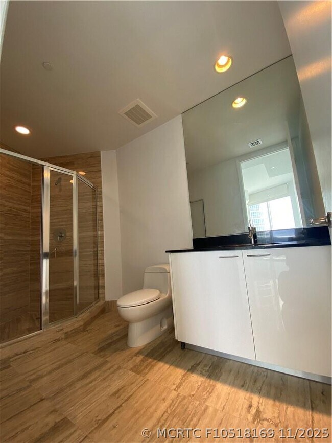 Building Photo - 16001 Collins Ave