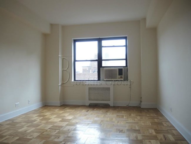 Building Photo - 241 Avenue of the Americas
