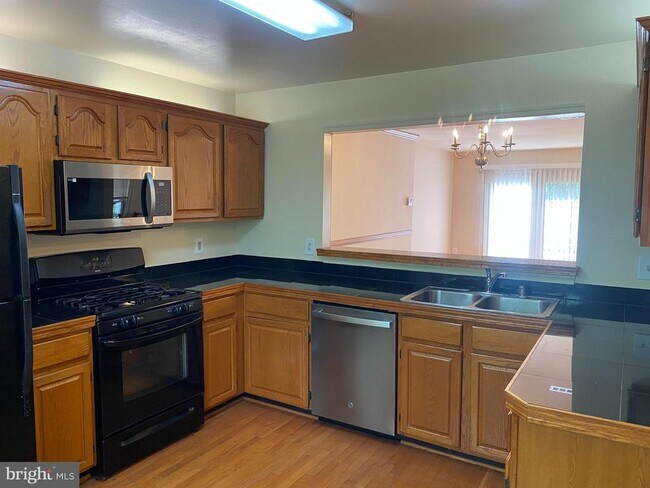 Building Photo - 5623 Gresham Ln