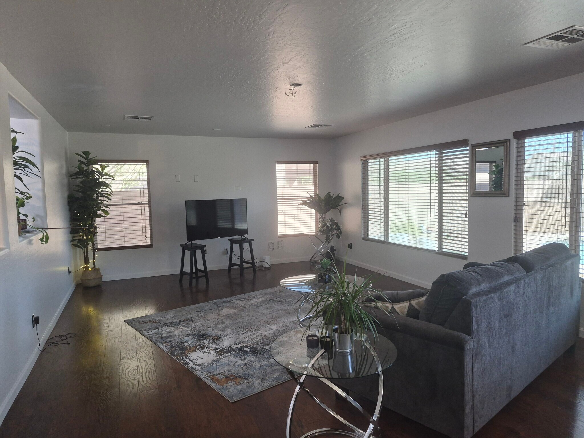 Building Photo - 3061 E Mineral Park Rd