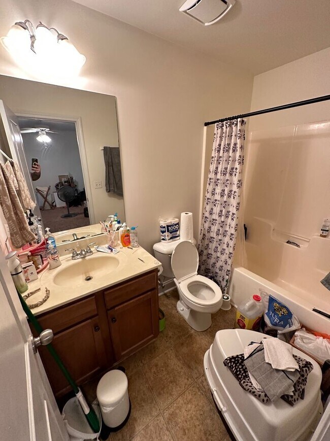 Building Photo - Five Bedroom Near Downtown Available for P...