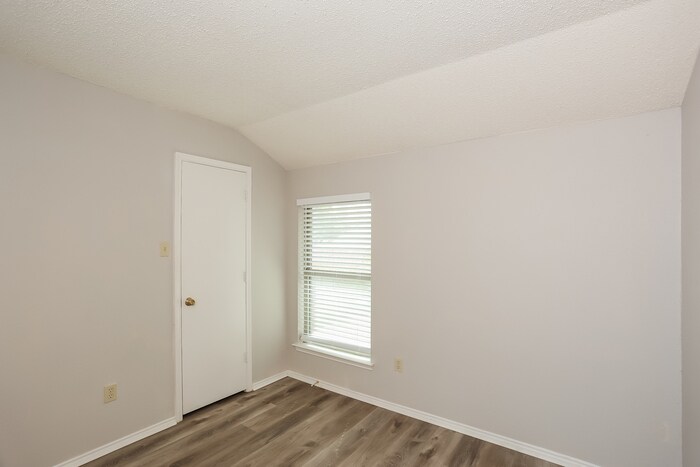 Building Photo - 722 Nightingale Cir