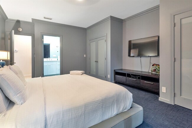 Building Photo - 3050 NE 43rd St