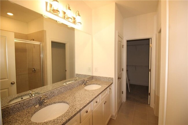 Building Photo - 6641 Beacon Dr