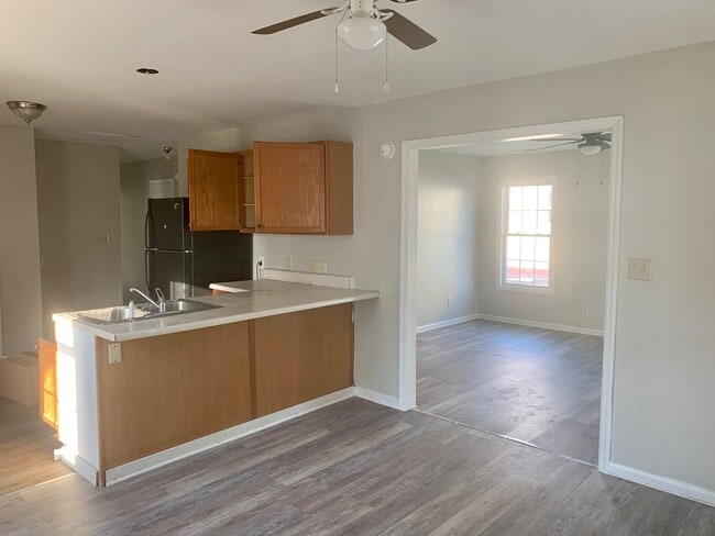 Building Photo - Promise Land Historic Walking District Downtown Morehead City! Charming 4 bedroom 1 1/2 bath Home...